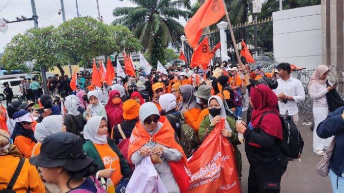 Demonstrasi Di Depan Gedung DPR, Buruh Menuntut 5 Hal Termasuk Pengesahan RUU PPRT.